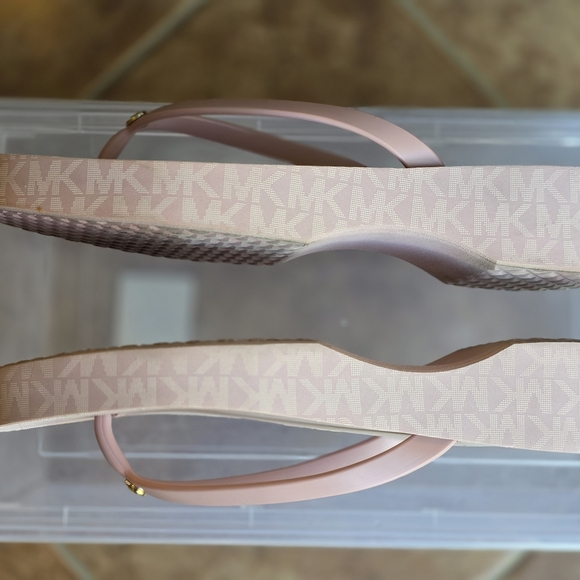 💫2 For $35💫 Bundle Corresponding Items For Deal!!! MK Powder Pink Sandals - Picture 3 of 6